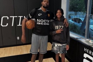 开云在线-美媒发布杜兰特与球迷合影 左手拇指护具拆除 脚部尺寸引人注目