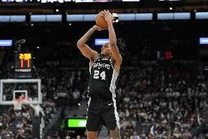 开云在线-瓦塞尔21投10中&amp;三分12中6得到26分6板 连续3场20+