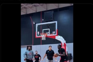 开云在线-火箭官推晒卡佩拉训练：很高兴看到我们的球员回归！