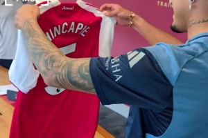 开云娱乐-帅气！因卡皮耶身穿阿森纳球衣拍摄宣传照，阿森纳社媒晒花絮视频