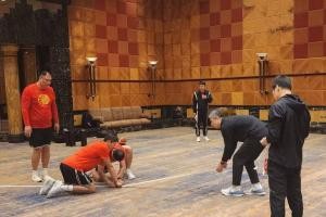 中国男篮决赛日没时间赶往场馆训练 在酒店用胶布贴了个临时球场