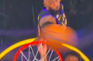 kaiyun-詹姆斯开局追帽米切尔，随后中距离跳投命中湖人首分